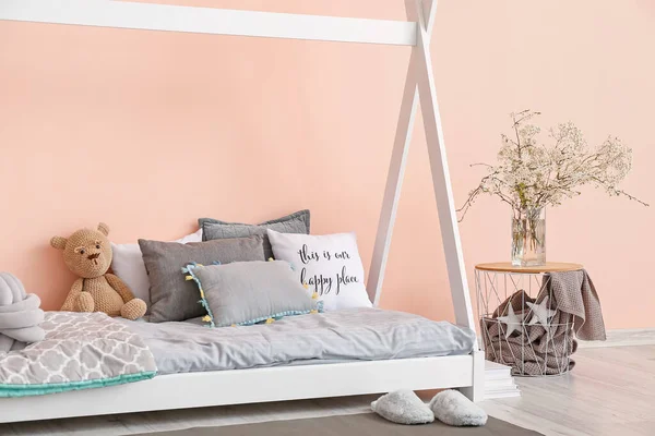 快適なベッド付きのモダンな子供部屋のインテリア — ストック写真