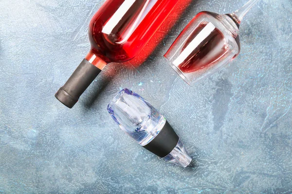 Botella Vino Vidrio Aireador Sobre Fondo Color —  Fotos de Stock
