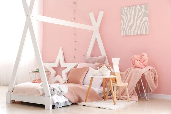 Rahat Yataklı Modern Çocuk Odası — Stok fotoğraf