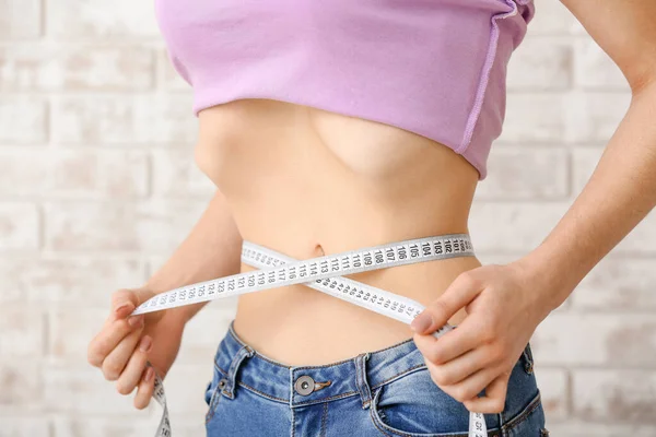 腰の測定をしてる女だ 拒食症の概念 — ストック写真