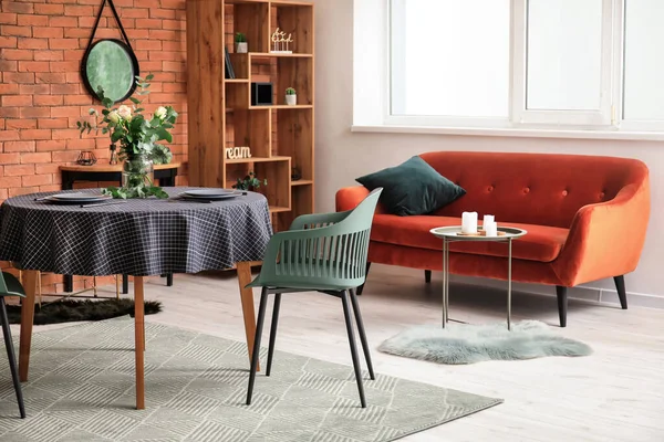 Modern şık yemek odasının içi.