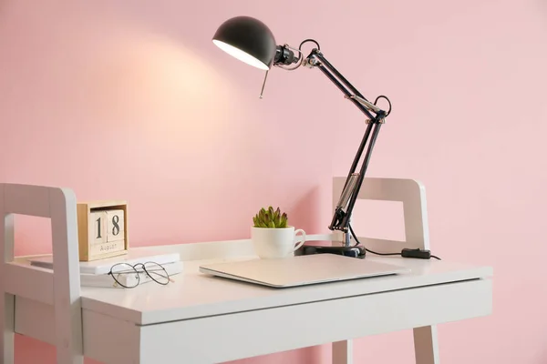 Glowing Lamp Laptop Table Room — Stock Photo, Image