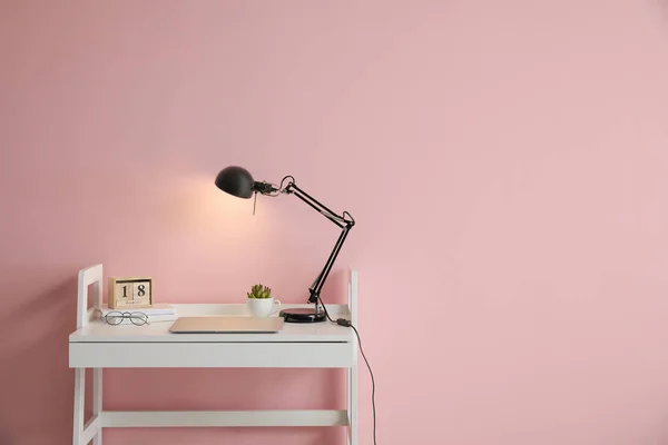 Glowing Lamp Laptop Table Room — Stock Photo, Image