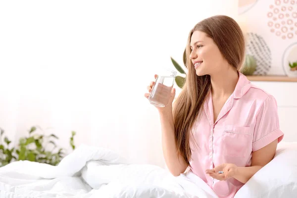 Jovem Mulher Tomando Pílulas Para Dormir Quarto — Fotografia de Stock