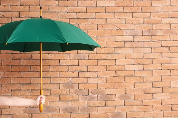 Main Avec Parapluie Élégant Sur Fond Brique — Photo