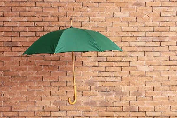 Stilvoller Regenschirm Auf Backstein Hintergrund — Stockfoto
