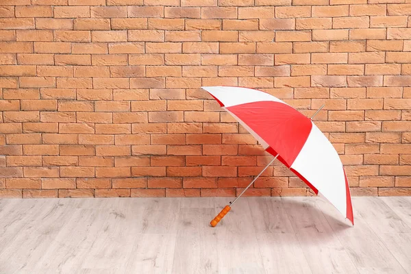 Paraguas Con Estilo Cerca Pared Ladrillo — Foto de Stock
