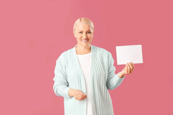 Mature Woman Blank Card Color Background — Stock Photo, Image