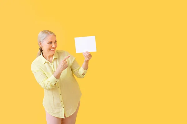 Mature Woman Blank Card Color Background — Stock Photo, Image