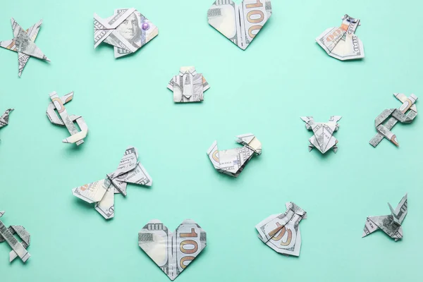 Figuras Origami Feitas Notas Dólar Sobre Fundo Cor — Fotografia de Stock