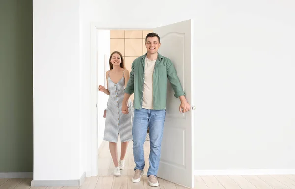 Pareja Feliz Abriendo Puerta Nuevo Hogar —  Fotos de Stock