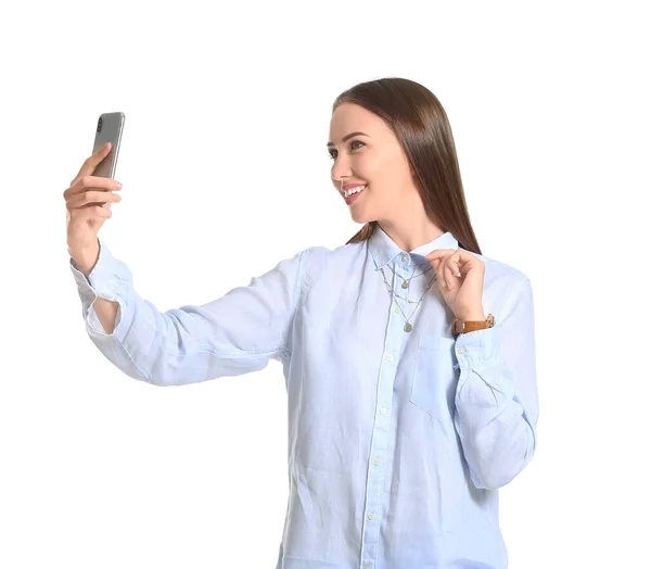 Mulher Bonita Camisa Elegante Tomando Selfie Fundo Branco — Fotografia de Stock