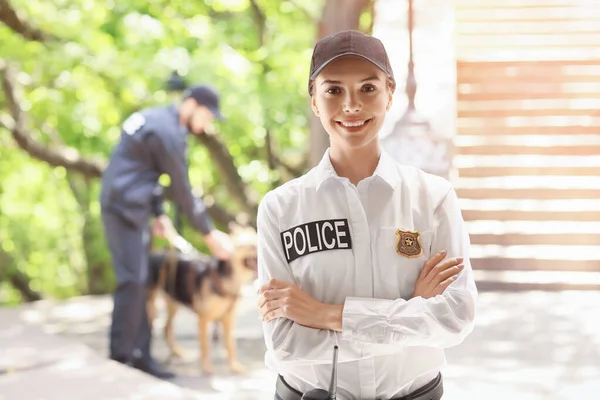 Jonge Vrouwelijke Politieagent Buiten — Stockfoto