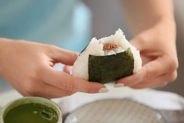 Kvinna Äter Traditionell Japansk Onigiri Närbild — Stockfoto