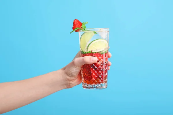 Hand Med Glas Färska Jordgubbar Lemonad Färg Bakgrund — Stockfoto
