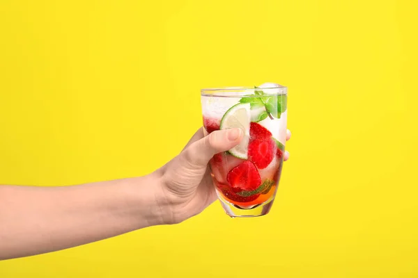 Hand Med Glas Färska Jordgubbar Lemonad Färg Bakgrund — Stockfoto