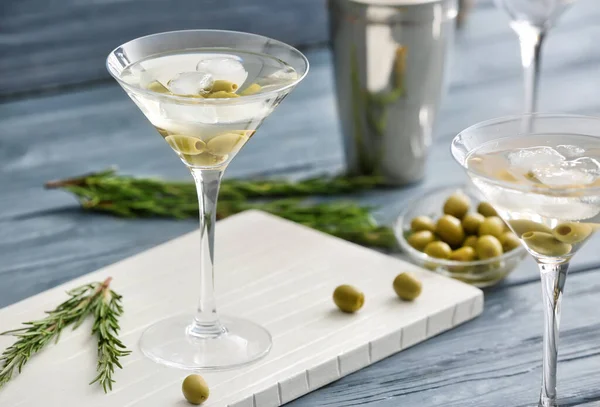 Copos Coquetel Martini Saboroso Com Azeitonas Mesa — Fotografia de Stock