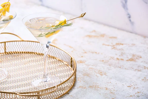 Masada bir bardak lezzetli martini kokteyli.