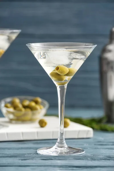 Szklanka Smacznego Koktajlu Martini Oliwkami Stole — Zdjęcie stockowe