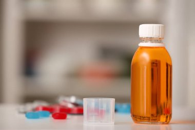 Masada bir şişe öksürük şurubu.