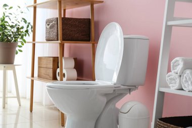 Tuvaletin içindeki modern klozet.