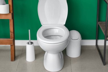 Tuvaletin içindeki modern klozet.