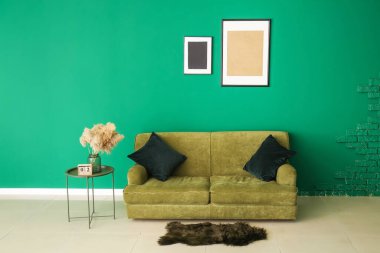 Oturma odasının iç tarafında masa olan şık bir kanepe.