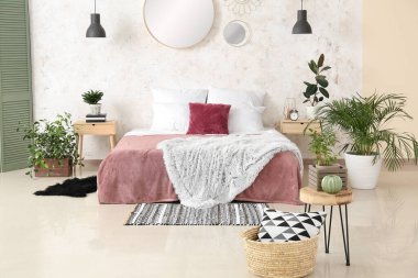 Yatak odasının iç kısmı ev bitkileriyle doludur.