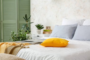 Yatak odasının iç kısmı ev bitkileriyle doludur.