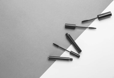 Gri ve beyaz arkaplanda siyah rimel