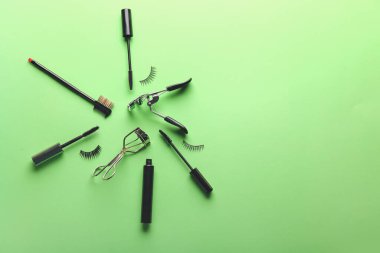 Siyah rimel, takma kirpik, fırça ve bigudiler.