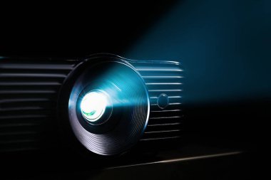 Karanlık arkaplanda modern video projektörü, yakın plan