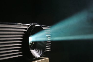Karanlık arkaplanda modern video projektörü, yakın plan