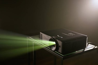 Koyu arkaplanda modern video projektörü