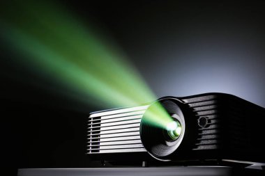 Koyu arkaplanda modern video projektörü