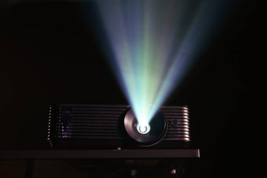Koyu arkaplanda modern video projektörü