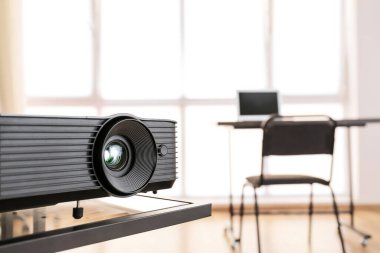Konferans salonundaki masada video projektörü