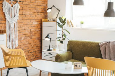 Modern oturma odasının içinde.