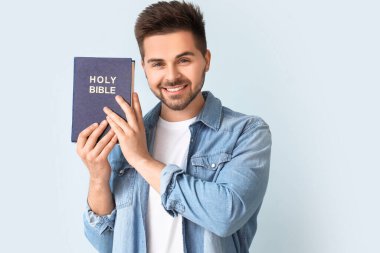 İncil 'i olan genç bir adam.