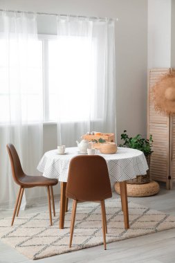 Modern şık yemek odasının içi.