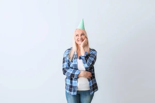 Volwassen Vrouw Vieren Verjaardag Lichte Achtergrond — Stockfoto