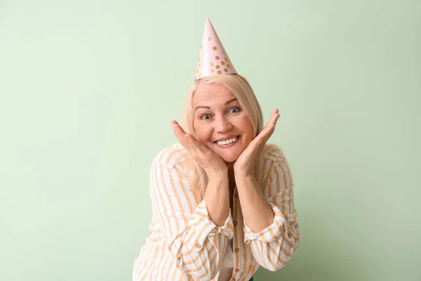 Mujer Madura Celebrando Cumpleaños Sobre Fondo Color —  Fotos de Stock