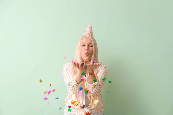 Volwassen Vrouw Vieren Verjaardag Kleur Achtergrond — Stockfoto