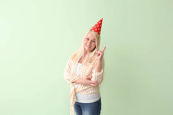 Ältere Frau Feiert Geburtstag Auf Farbigem Hintergrund — Stockfoto