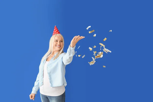 Mulher Madura Comemorando Aniversário Fundo Cor — Fotografia de Stock