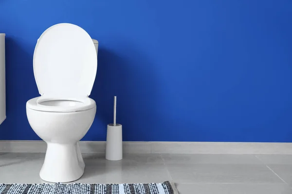 Moderne Toilettenschüssel Der Nähe Der Wand Der Toilette — Stockfoto