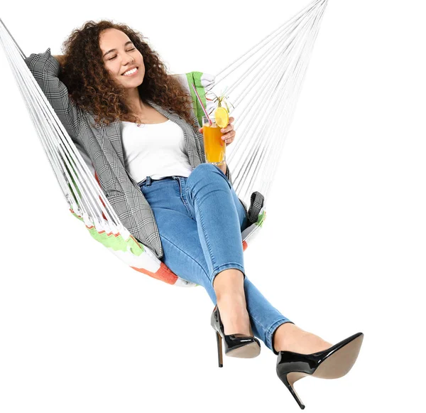 Junge Geschäftsfrau Mit Cocktail Entspannt Hängematte Vor Weißem Hintergrund — Stockfoto