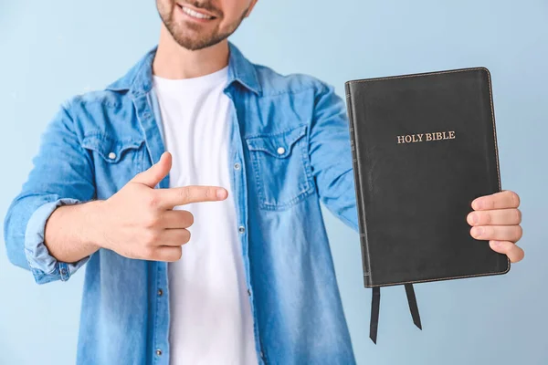 Young Man Bible Color Background Closeup — Stock Photo, Image