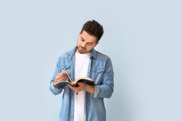 Young Man Reading Bible Color Background — Stock Photo, Image