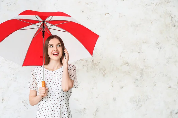 Hermosa Mujer Con Paraguas Hablando Por Teléfono Móvil Sobre Fondo — Foto de Stock